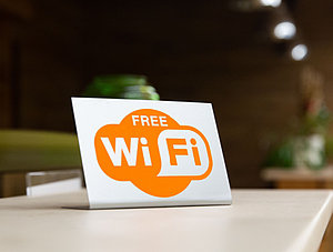 Free-Wifi-Schild auf Tresen