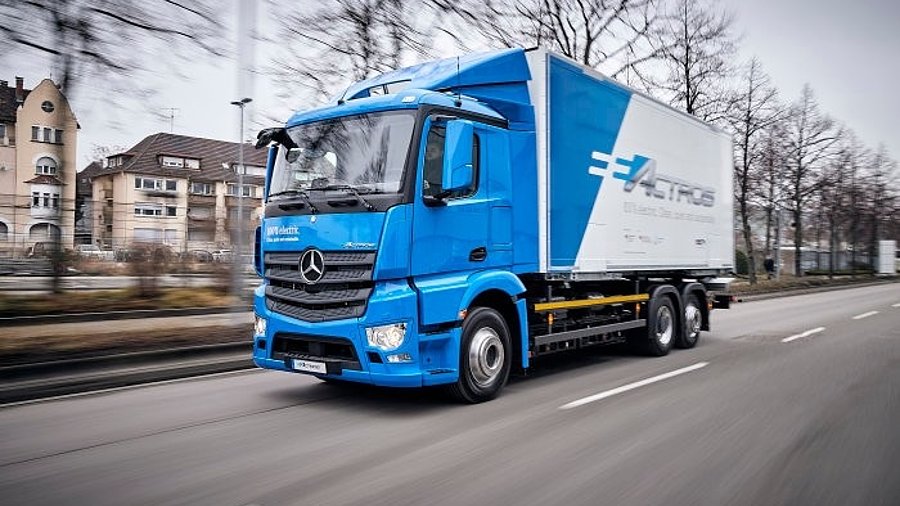 E-Lkw fährt auf der Stadtstraße