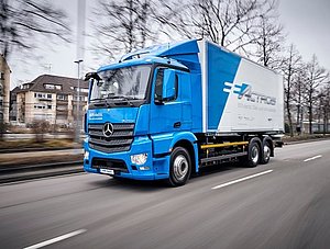 E-Lkw fährt auf der Stadtstraße