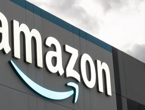 Logo des Online-Riesen Amazon an einem Gebäude