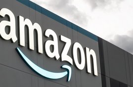 Logo des Online-Riesen Amazon an einem Gebäude