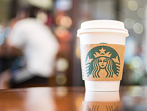 Kaffeebecher: Kaffee bei Starbucks