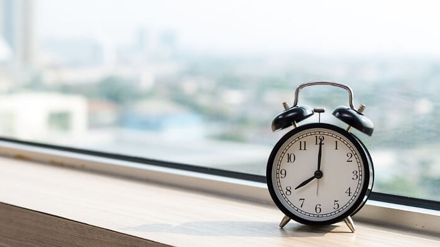 Zeitfensterzustellung: Eine Uhr am Fenster