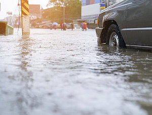 Hochwasser Auto Straße