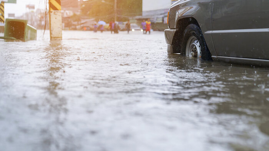 Hochwasser Auto Straße