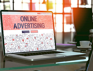 Laptop mit Online-Advertising-Schriftzug