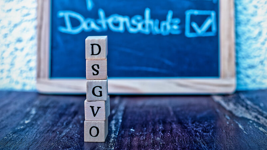 Tafel mit der Schrift Impressum und Datenschutz und im Vordergrund W&uuml;rfel mit der Aufschrift DSGVO.