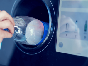 Pfandflasche vor Pfandautomat