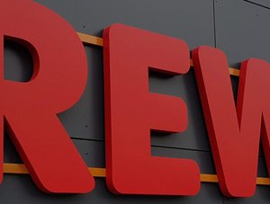 Rewe Logo an einer Hauswand