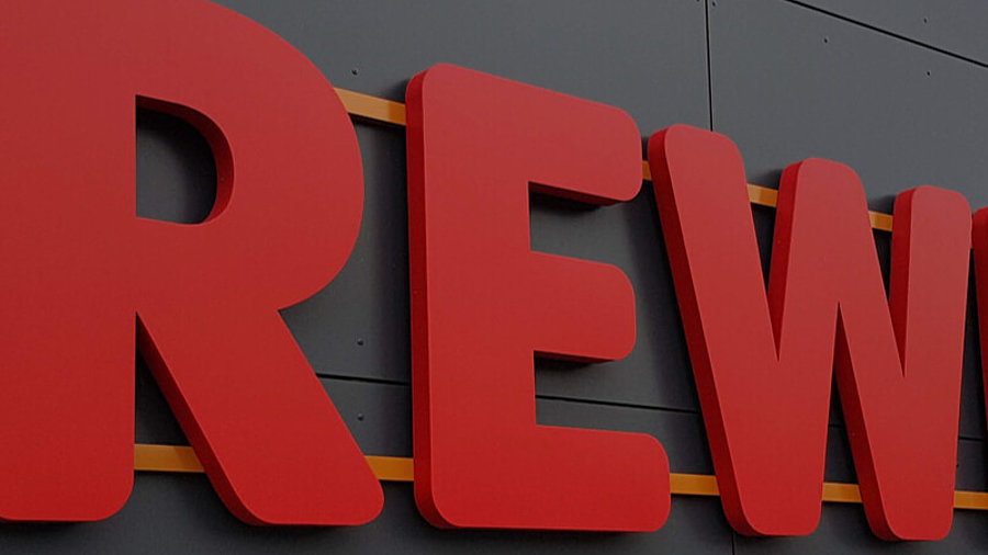 Rewe Logo an einer Hauswand