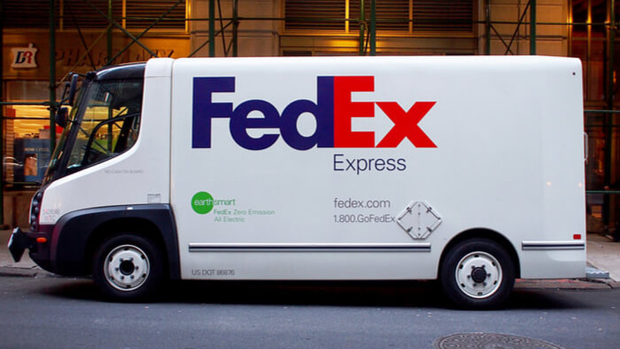 FedEx-Lieferwagen vor einem Gebäude