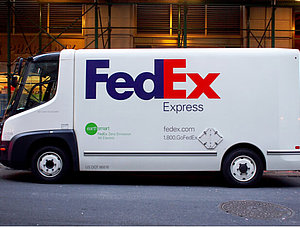 FedEx-Lieferwagen vor einem Gebäude