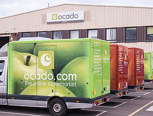 Ocado-Lieferwagen vor einem Lager