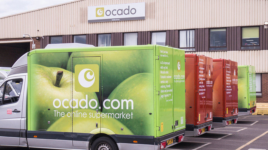 Ocado-Lieferwagen vor einem Lager