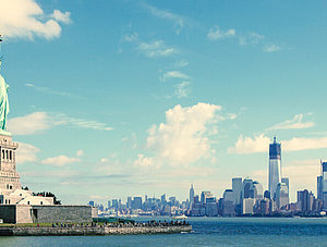 Freiheitsstatue vor New York Skyline