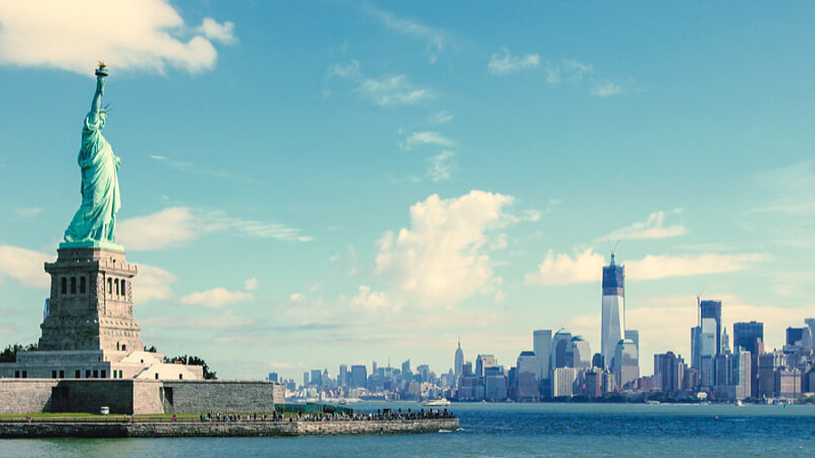 Freiheitsstatue vor New York Skyline