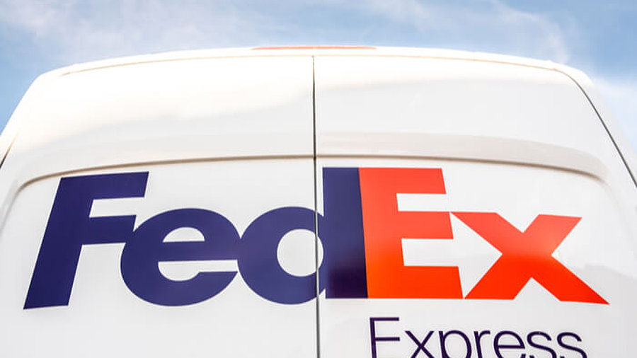 FedEx Express Logo an Lieferfahrzeug