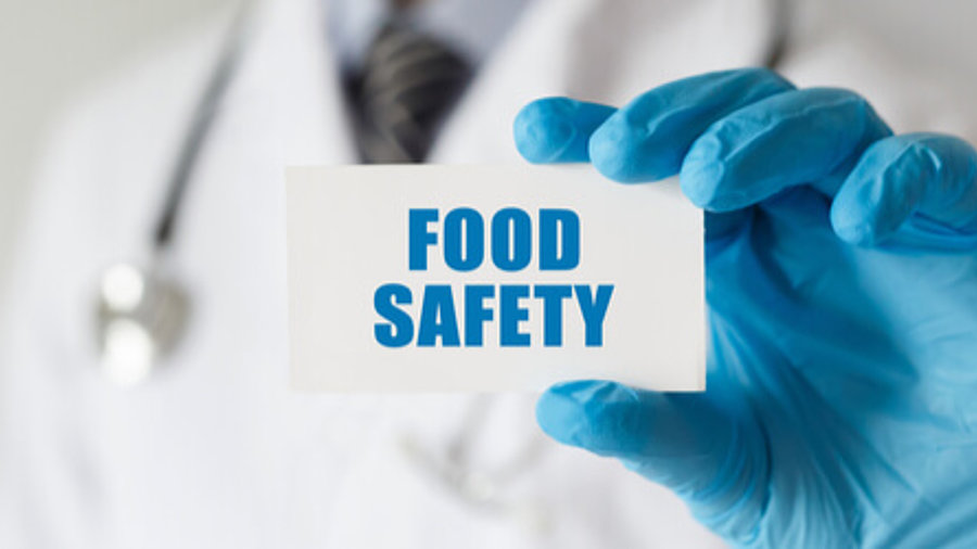 Arzt zeigt Food Safety