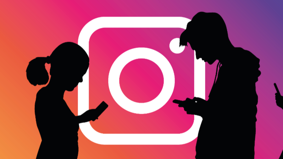 Schatten von jungen Menschen vor dem Logo von Instagram