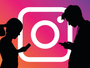 Schatten von jungen Menschen vor dem Logo von Instagram