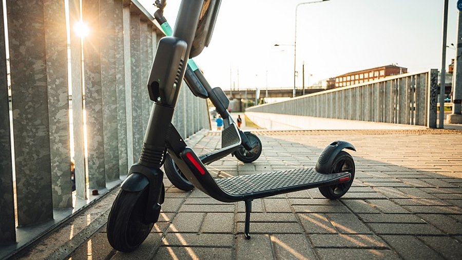 Elektroroller auf einem Fußweg