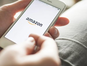 Logo des Online-Marktplatzes Amazon auf einem Smartphone