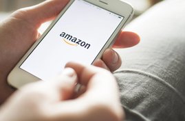 Logo des Online-Marktplatzes Amazon auf einem Smartphone