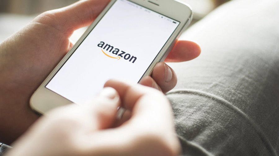 Logo des Online-Marktplatzes Amazon auf einem Smartphone