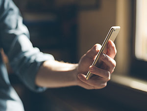 Mann mit Smartphone in der Hand