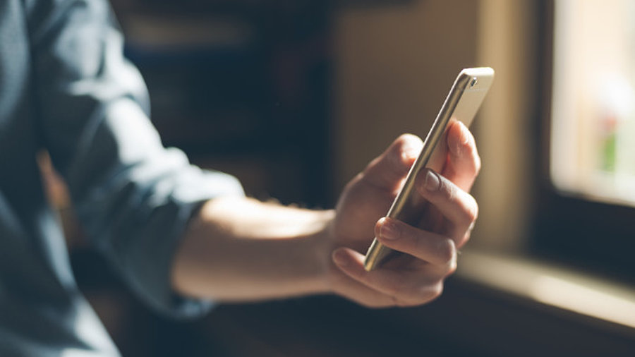 Mann mit Smartphone in der Hand