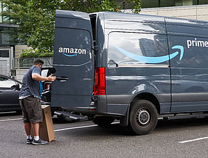 Paketbote liefert Amazon-Sendungen