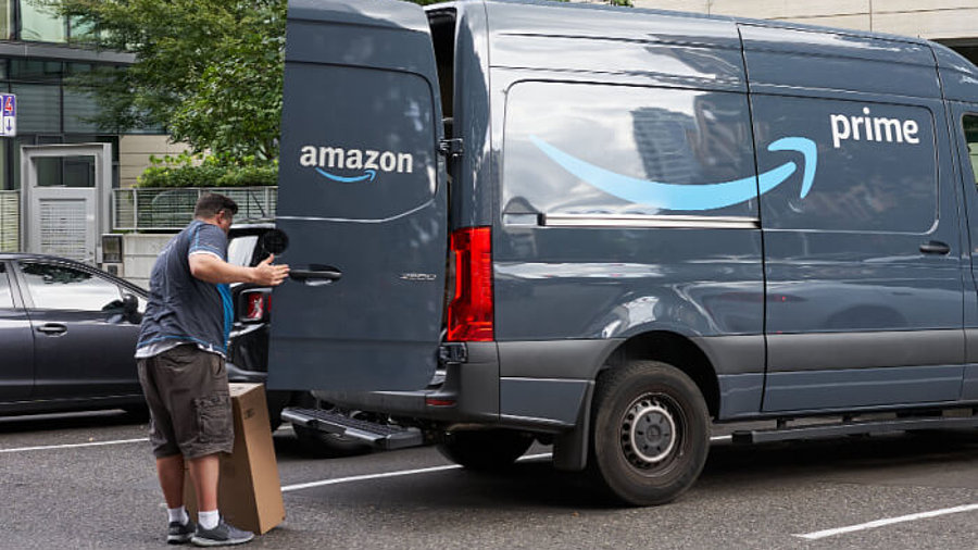 Paketbote liefert Amazon-Sendungen