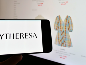 MyTheresa Logo auf Smartphone und Website