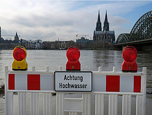 Extremes Wetter: Warnschild am Eingang einer überschwemmten Fußgängerzone in Köln