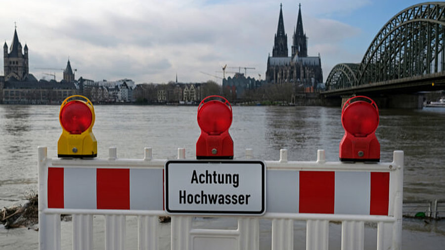 Extremes Wetter: Warnschild am Eingang einer überschwemmten Fußgängerzone in Köln