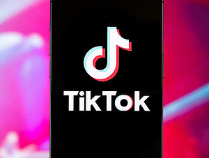 TikTok-Logo auf einem Smartphone