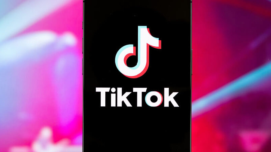 TikTok-Logo auf einem Smartphone