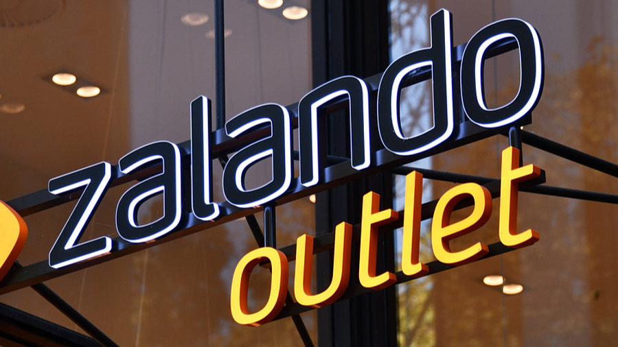 Zalando Outlet Logo an Geb&auml;ude