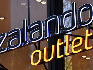 Zalando Outlet Logo an Geb&auml;ude