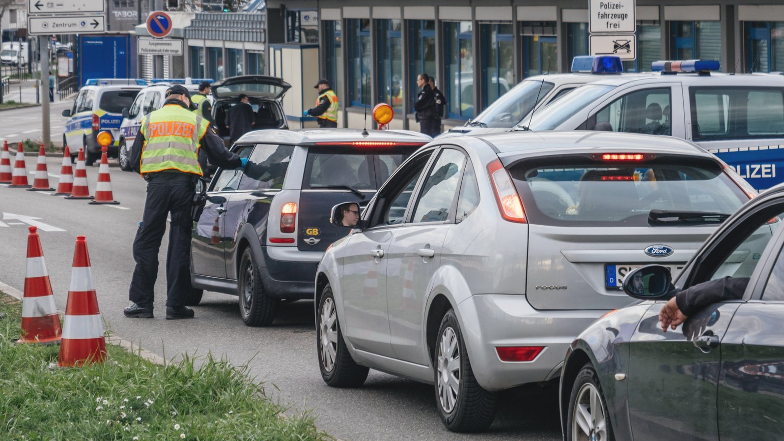 Grenzpolizei kontrolliert PKW