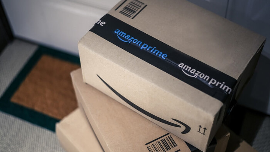 Amazon-Pakete auf einem Stapel