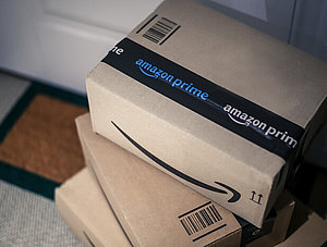 Amazon-Pakete auf einem Stapel