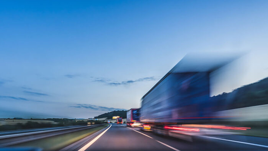 Straßentransport: Logistischer Verkehr auf der Autobahn