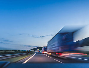 Straßentransport: Logistischer Verkehr auf der Autobahn