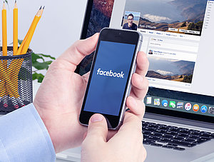 Facebook auf Laptop und Smarpthone