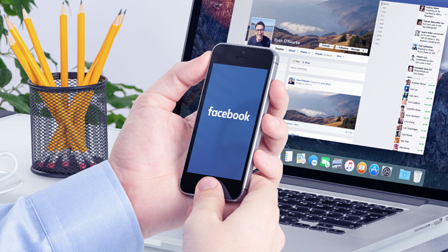 Facebook auf Laptop und Smarpthone