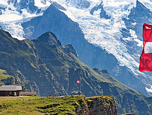 Schweizer Flagge vor Berglandschaft