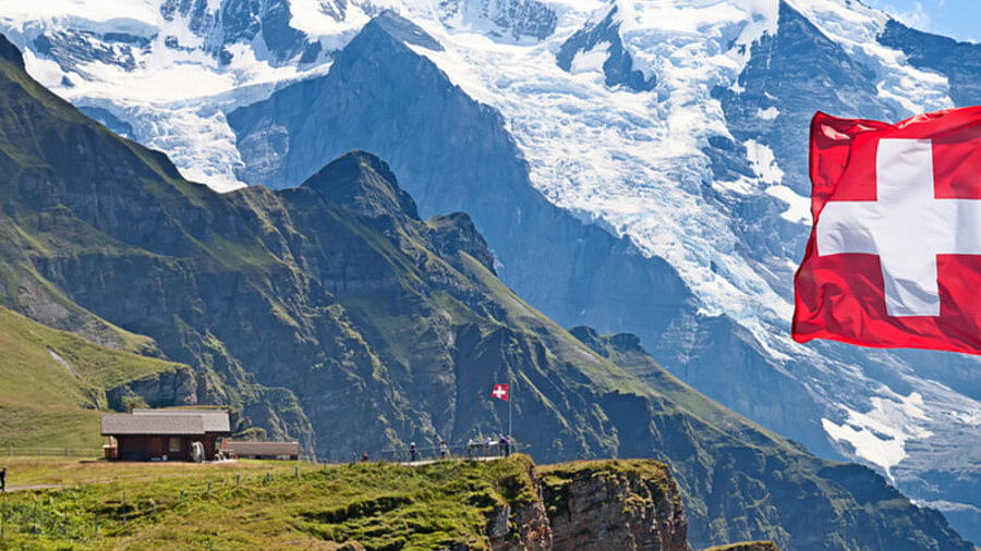 Schweizer Flagge vor Berglandschaft