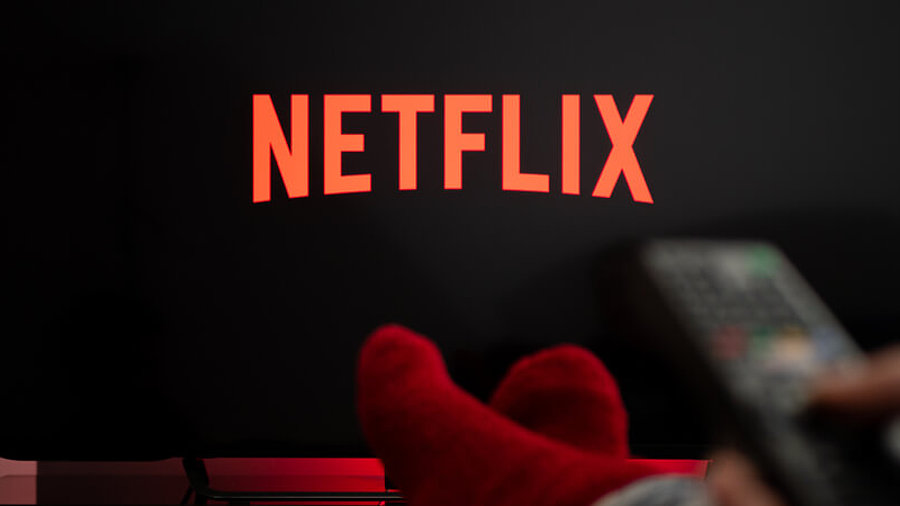 Netflix-Logo auf einem Fernseher