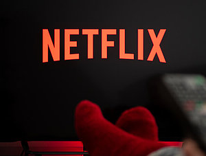 Netflix-Logo auf einem Fernseher